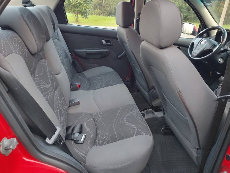 FIAT - SIENA - 2014/2015 - Vermelha - R$ 37.900,00