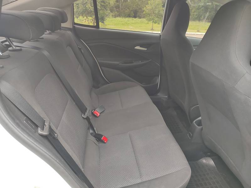 CHEVROLET - ONIX - 2022/2023 - Branca - R$ 81.900,00