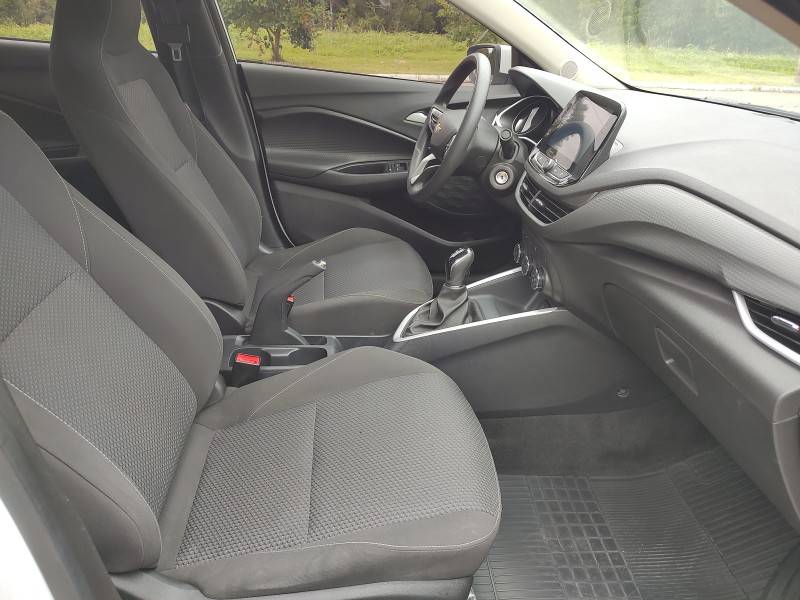 CHEVROLET - ONIX - 2022/2023 - Branca - R$ 81.900,00