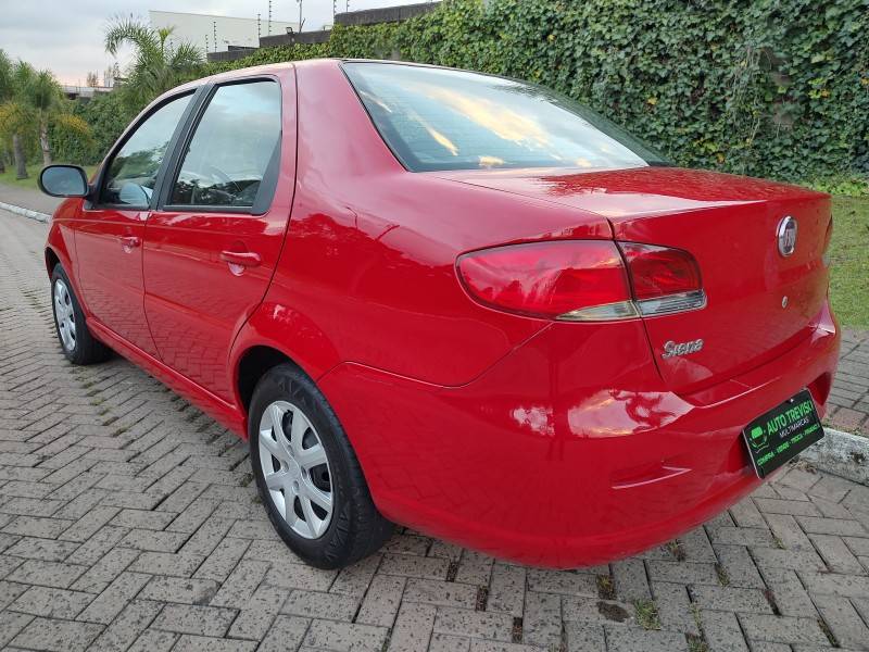 FIAT - SIENA - 2014/2015 - Vermelha - R$ 37.900,00