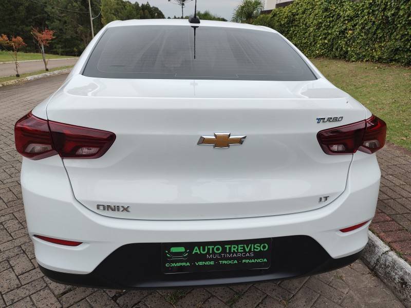 CHEVROLET - ONIX - 2022/2023 - Branca - R$ 81.900,00