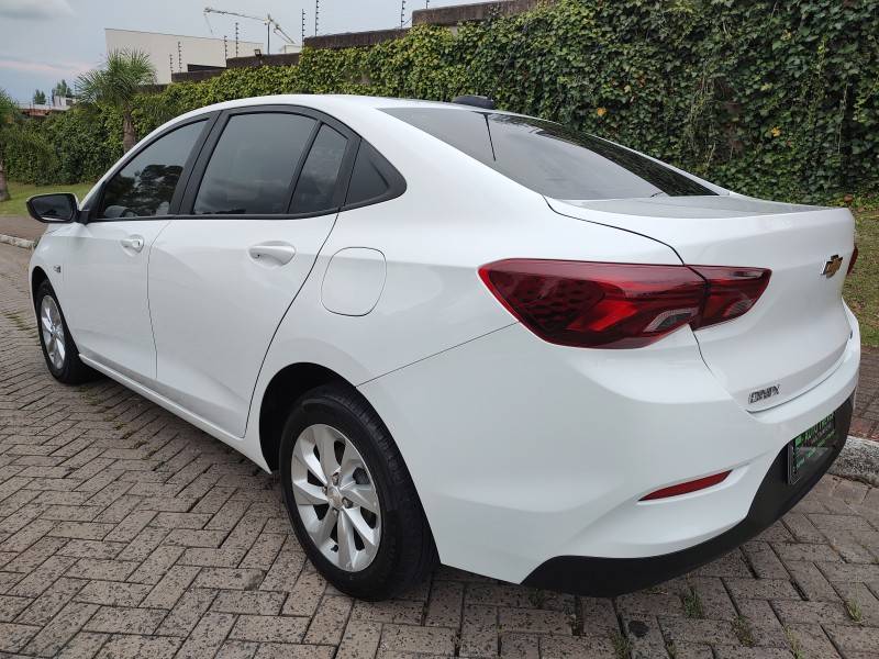 CHEVROLET - ONIX - 2022/2023 - Branca - R$ 81.900,00
