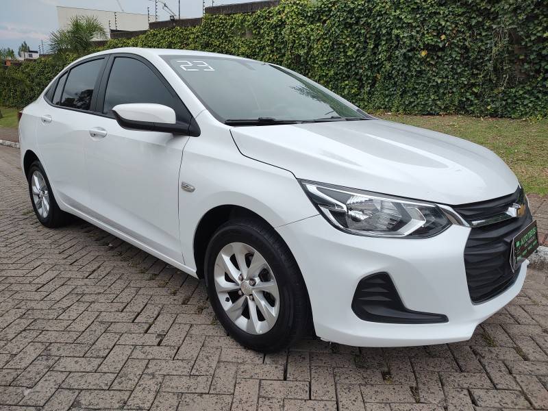 CHEVROLET - ONIX - 2022/2023 - Branca - R$ 81.900,00